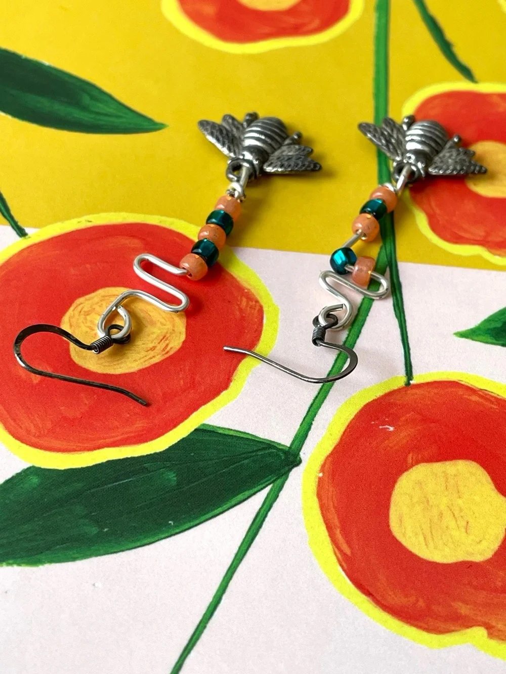 Cute silvertone & beaded dangly bee earrings wilderkind garden summer